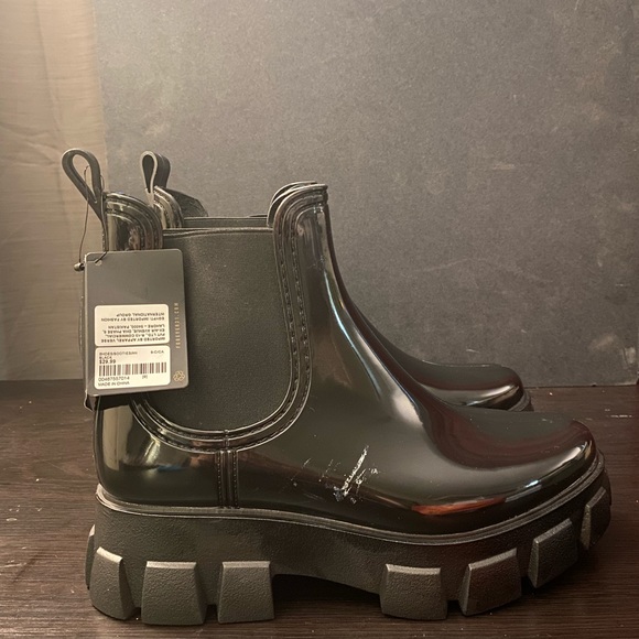 Black, shiny combat boots from forever 21 - Picture 5 of 5